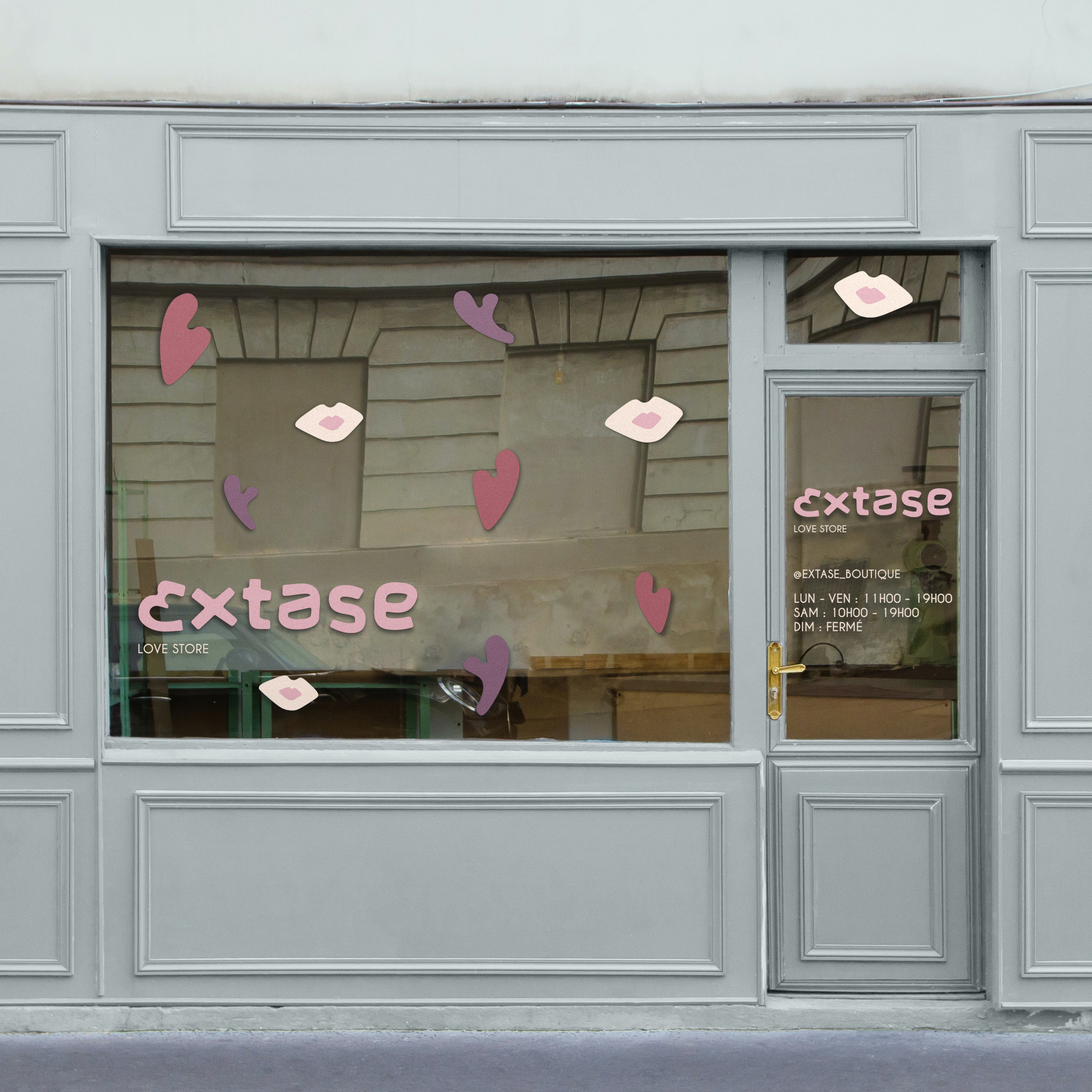 Mockup vitrine Extase Lovestore – façade de boutique avec logo rose, stickers cœurs et lèvres, horaires d'ouverture