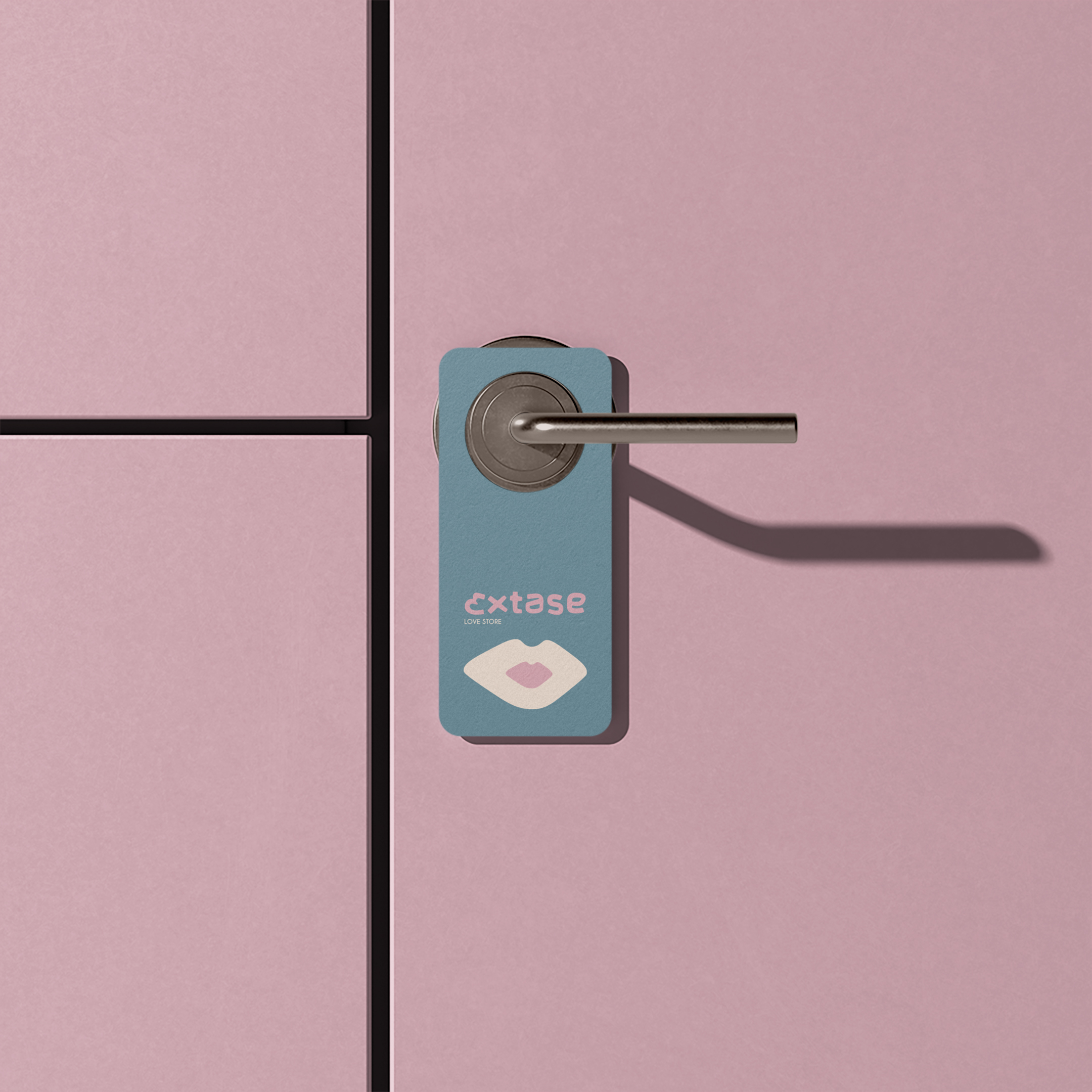 Mockup pendeloque de porte Extase Lovestore – étiquette bleue avec logo et icône lèvres sur poignée de porte rose