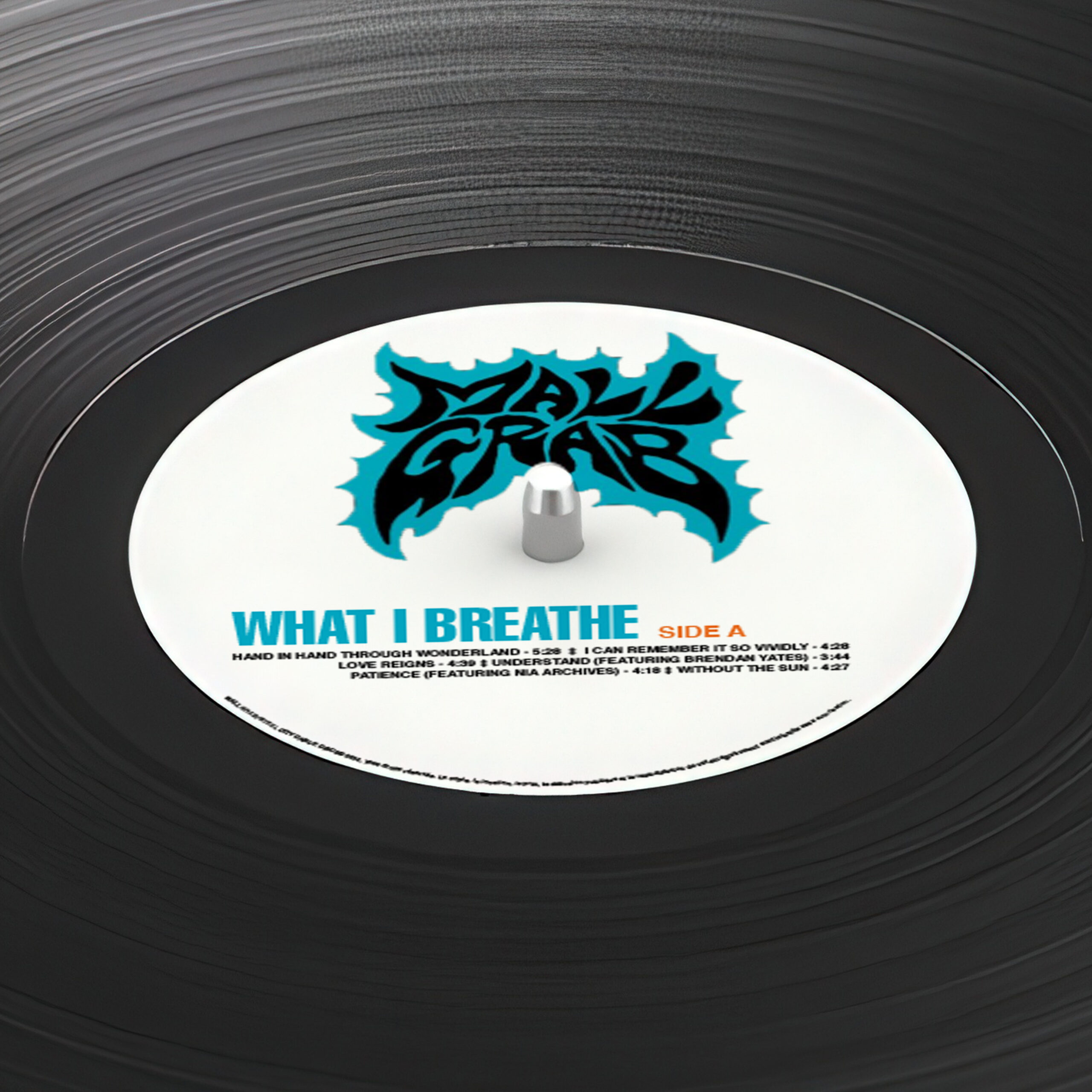 Gros plan du label central du vinyle « What I Breathe » de Mall Grab – logo teal et tracklist Side A sur fond blanc